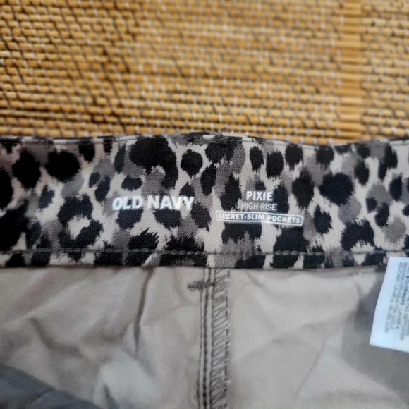 High-Waisted Printed Pixie High Rise Leopard  Pants NWT - Picture 6 of 8